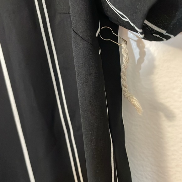 Forever 21 small black w/ white stripes blouse shirt zipper back 100% polyester - Picture 3 of 7